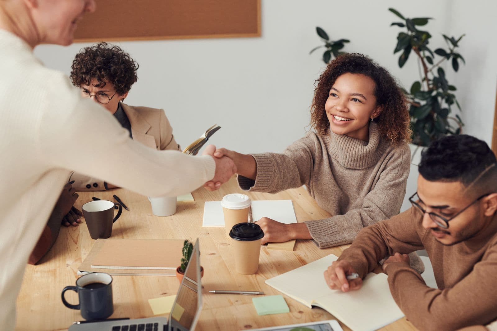 Bureau privatif fermé et lumineux prêt pour une journée de travail