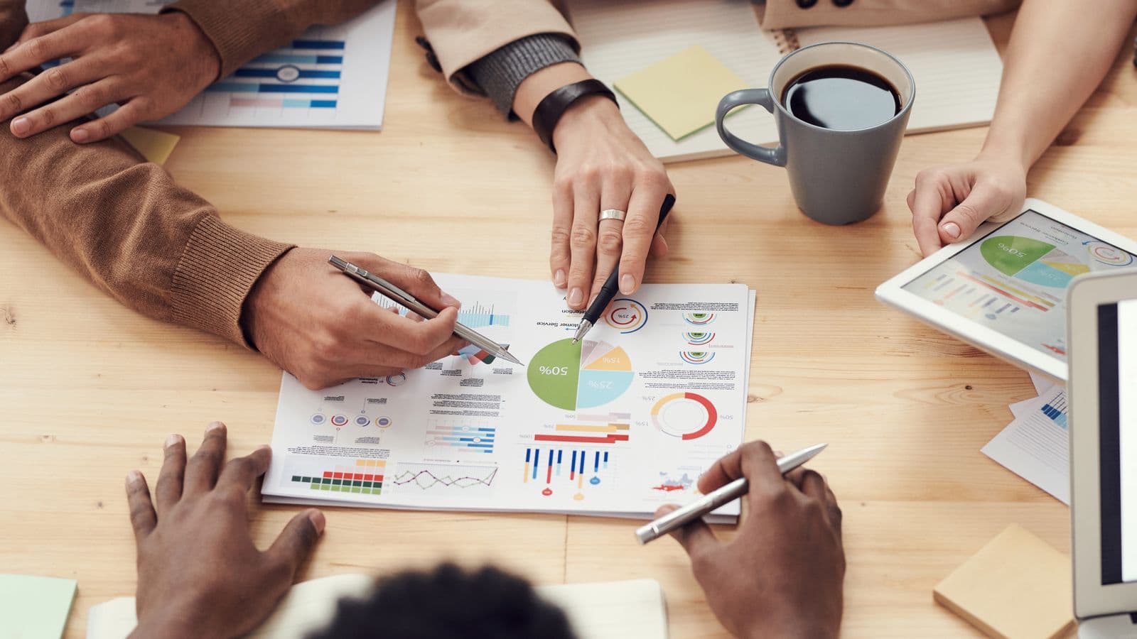 Dirigeant analysant un tableau de bord financier dans un espace de travail