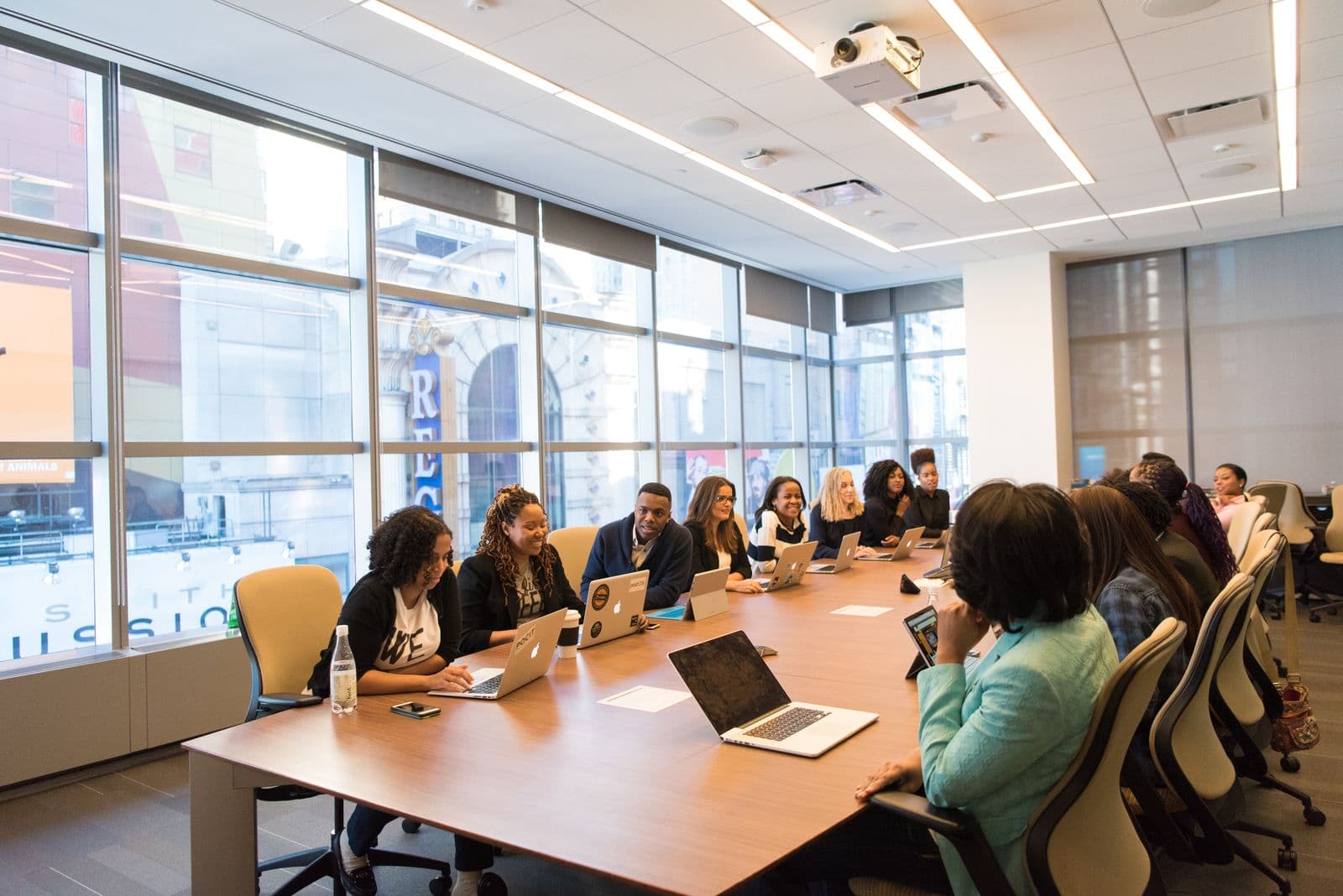 Espace de coworking lumineux dans un cadre hôtelier de l'arc lémanique