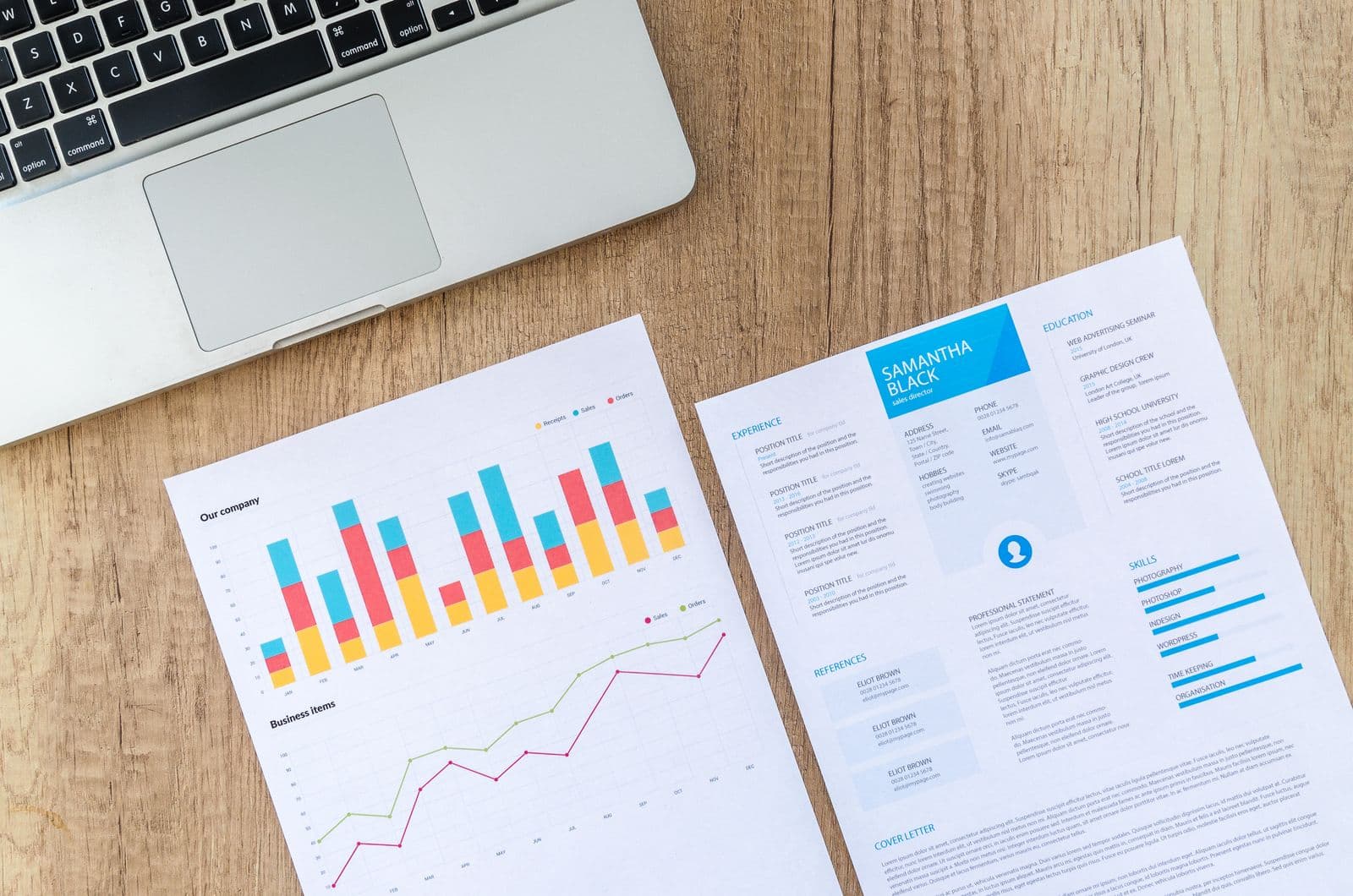 Ordinateur portable et graphiques financiers d'entreprise posés sur un bureau
