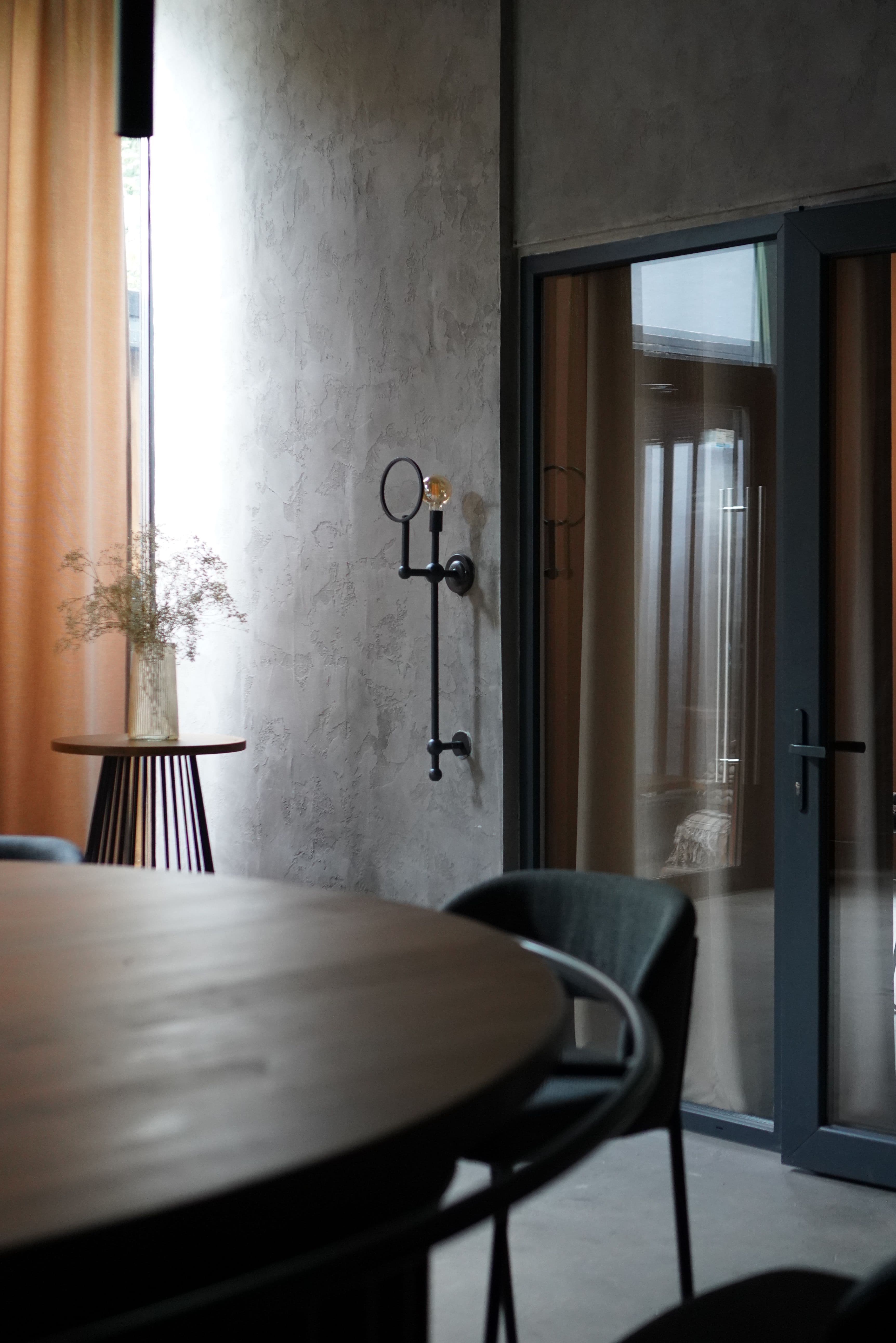 Personne qui travaille depuis un hôtel